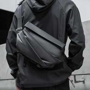 NWOT OBSIDIAN SLING BAG